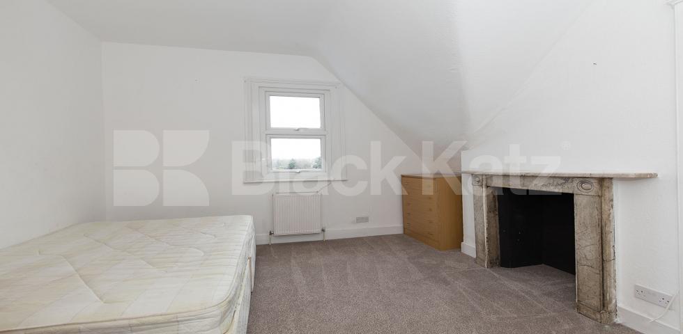 			Huge Two Bed Apartment !, 2 Bedroom, 1 bath, 1 reception Flat			 Green lanes, Turnpike Lane, N8